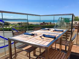 outdoor dining at Brundles restaurant